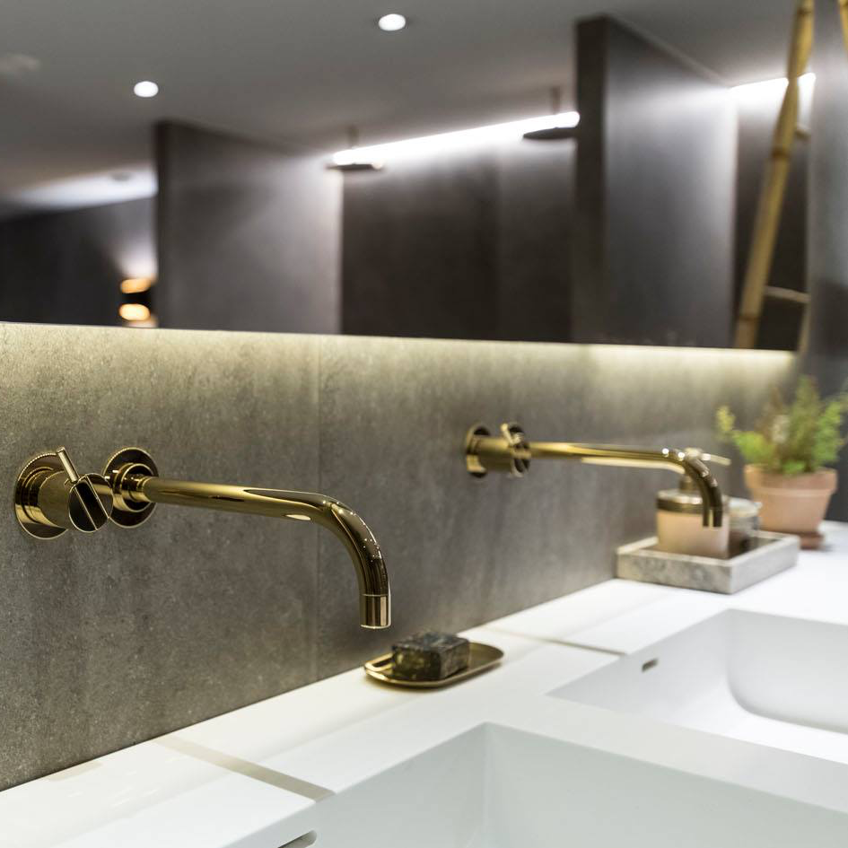 Bademøbel i mørk eg med messing detaljer