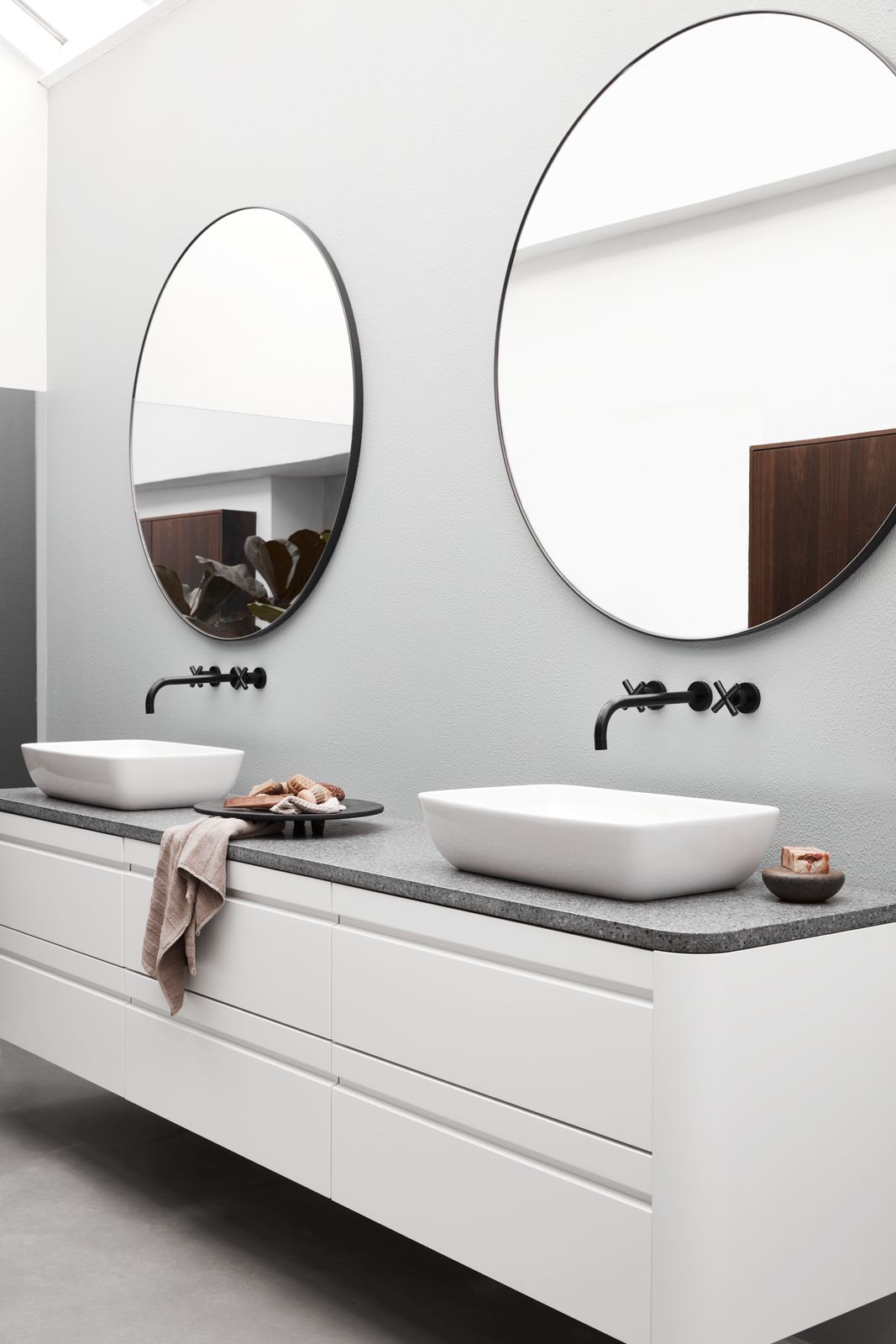 Hvidt minimalistisk badmøbel med hævet dobbelt vaske