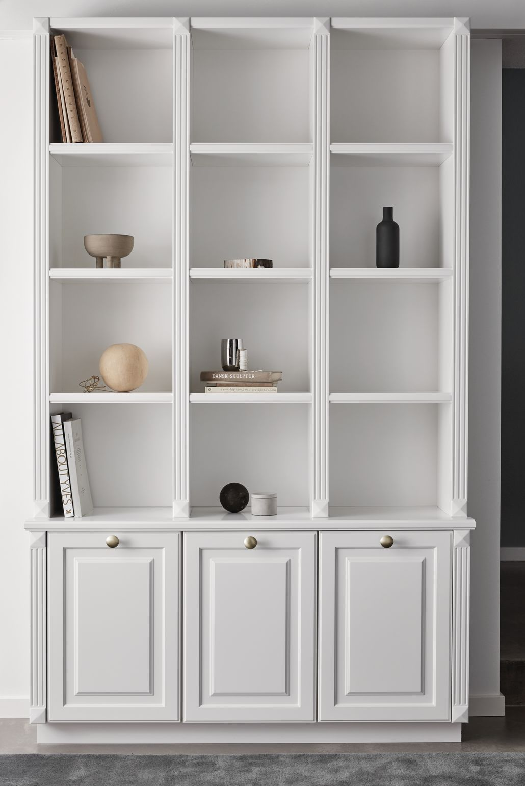 Vægmonteret reol med åbne hylder og minimalistisk design