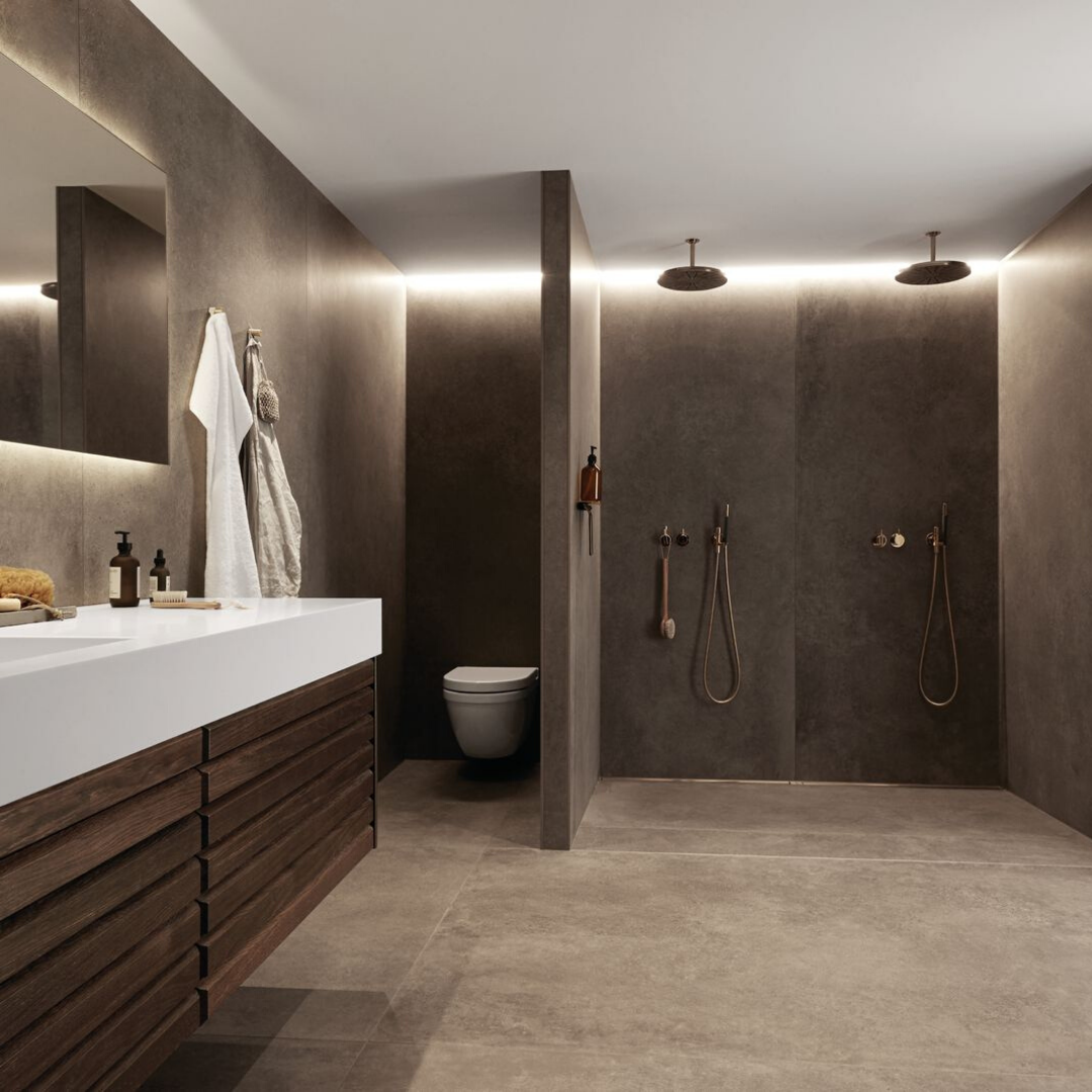 Bademøbel i mørk eg med integreret vask