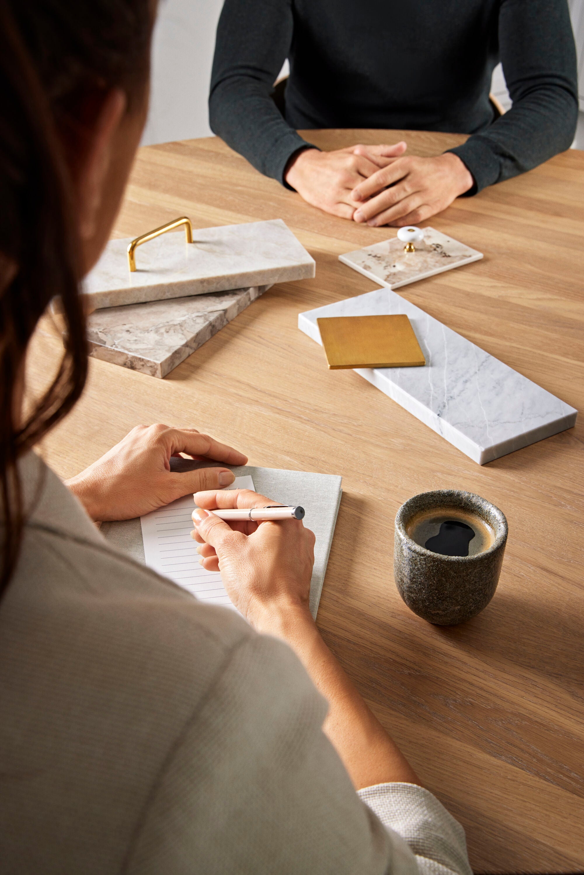 Designet til hverdagens rytme – smukt og praktisk køkken