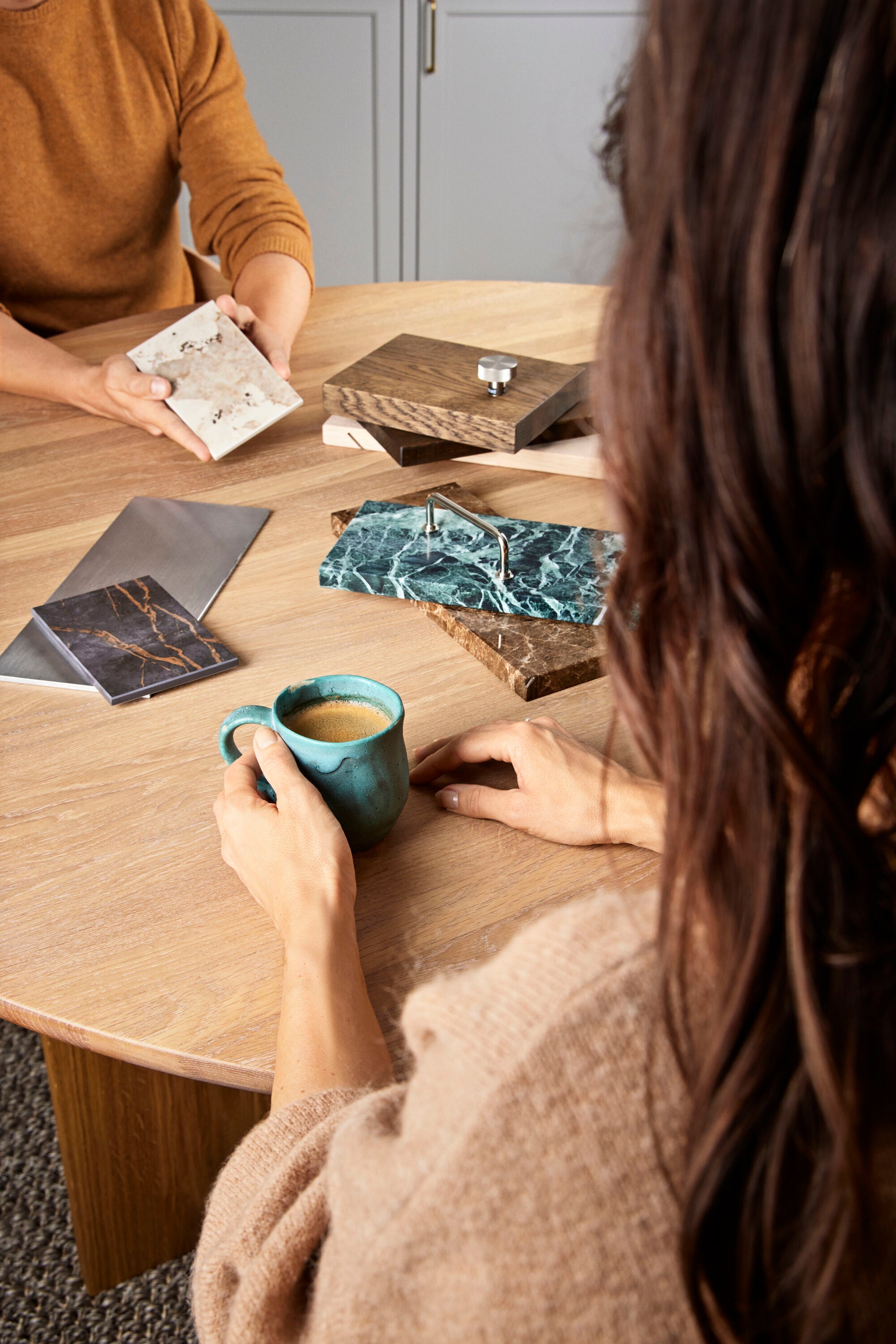 Indretning med fokus på taktile materialer og naturlig patina
