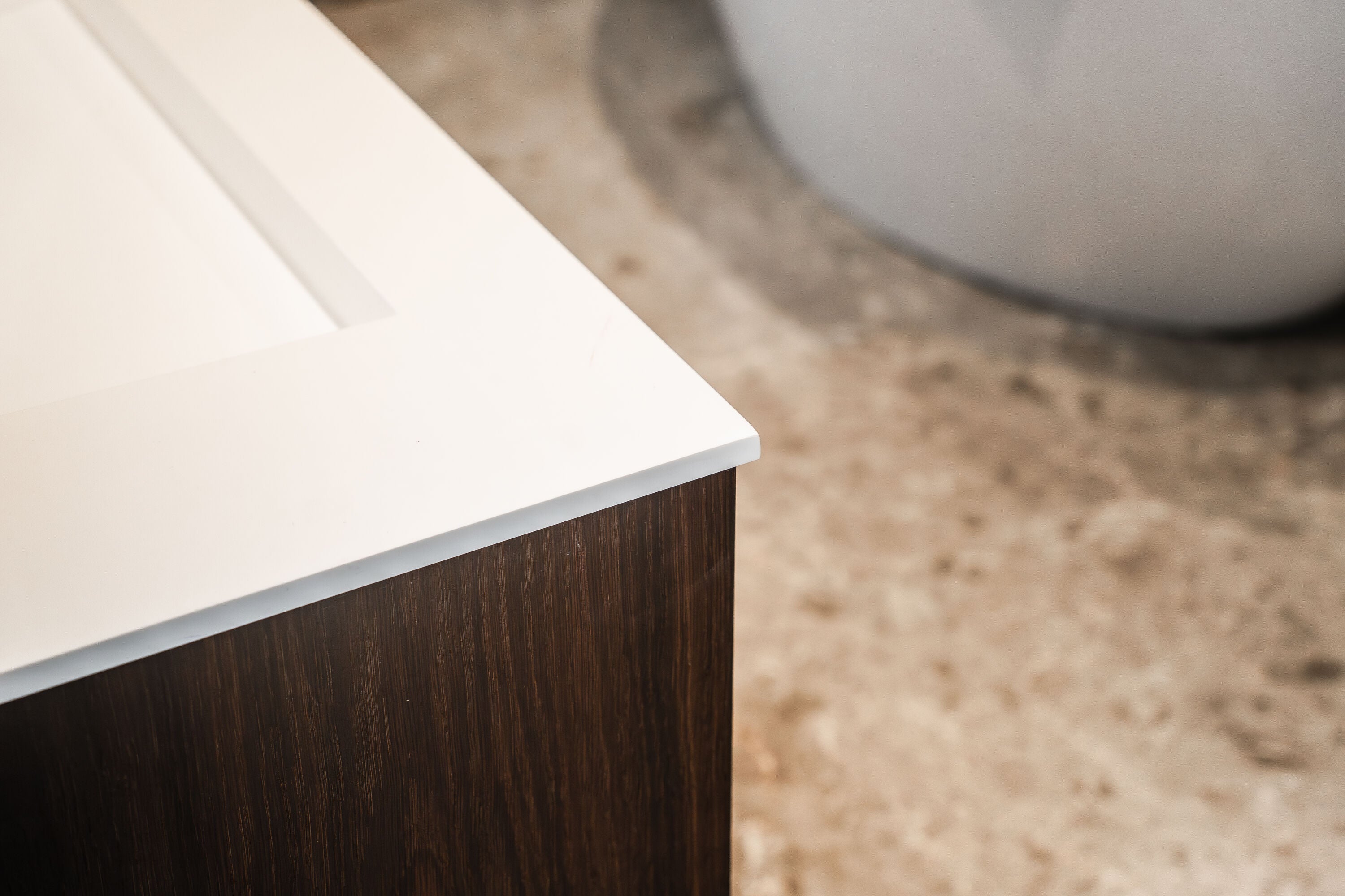 Røget egtræs badmøbel med hvid vask