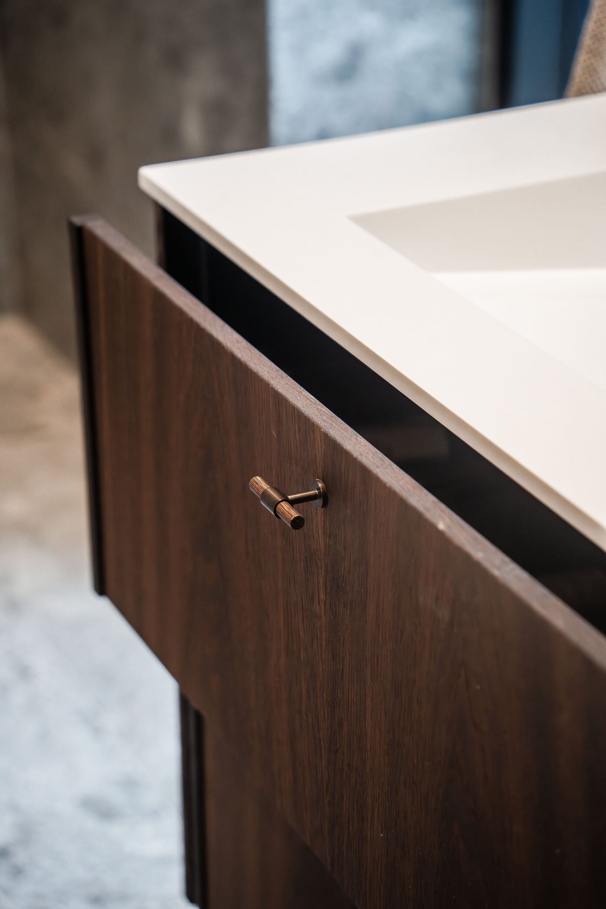 Røget egetræ badmøbel med hvid bordplade og vask