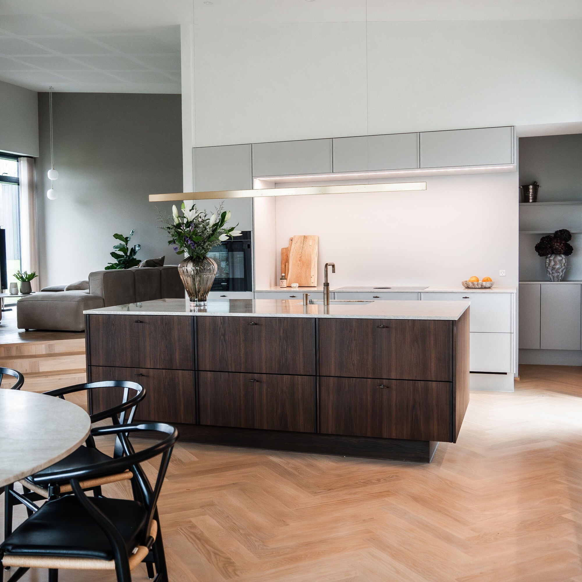 Røget egetræskøkken med hvid marmorbordplade