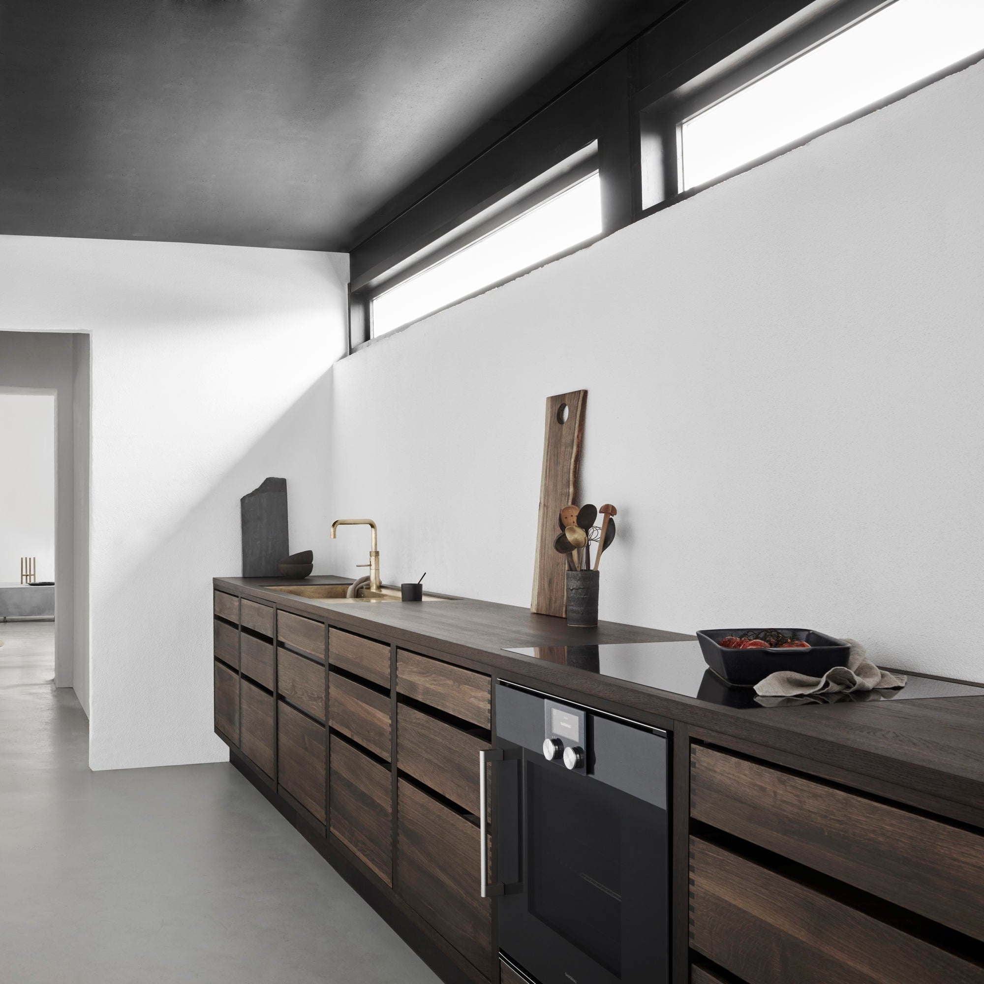 Mørk olieret fingertappet køkken