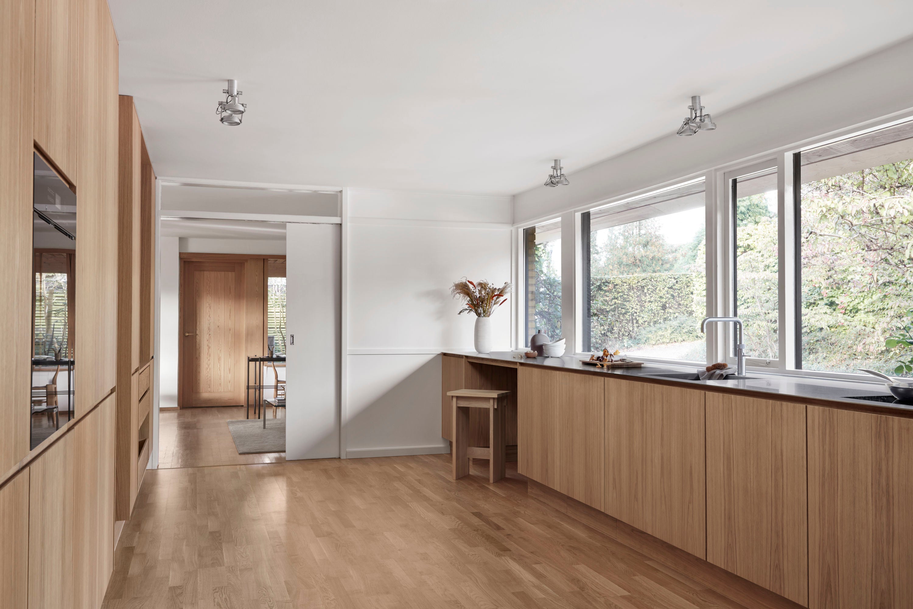 egefiner køkken med sort bordplade