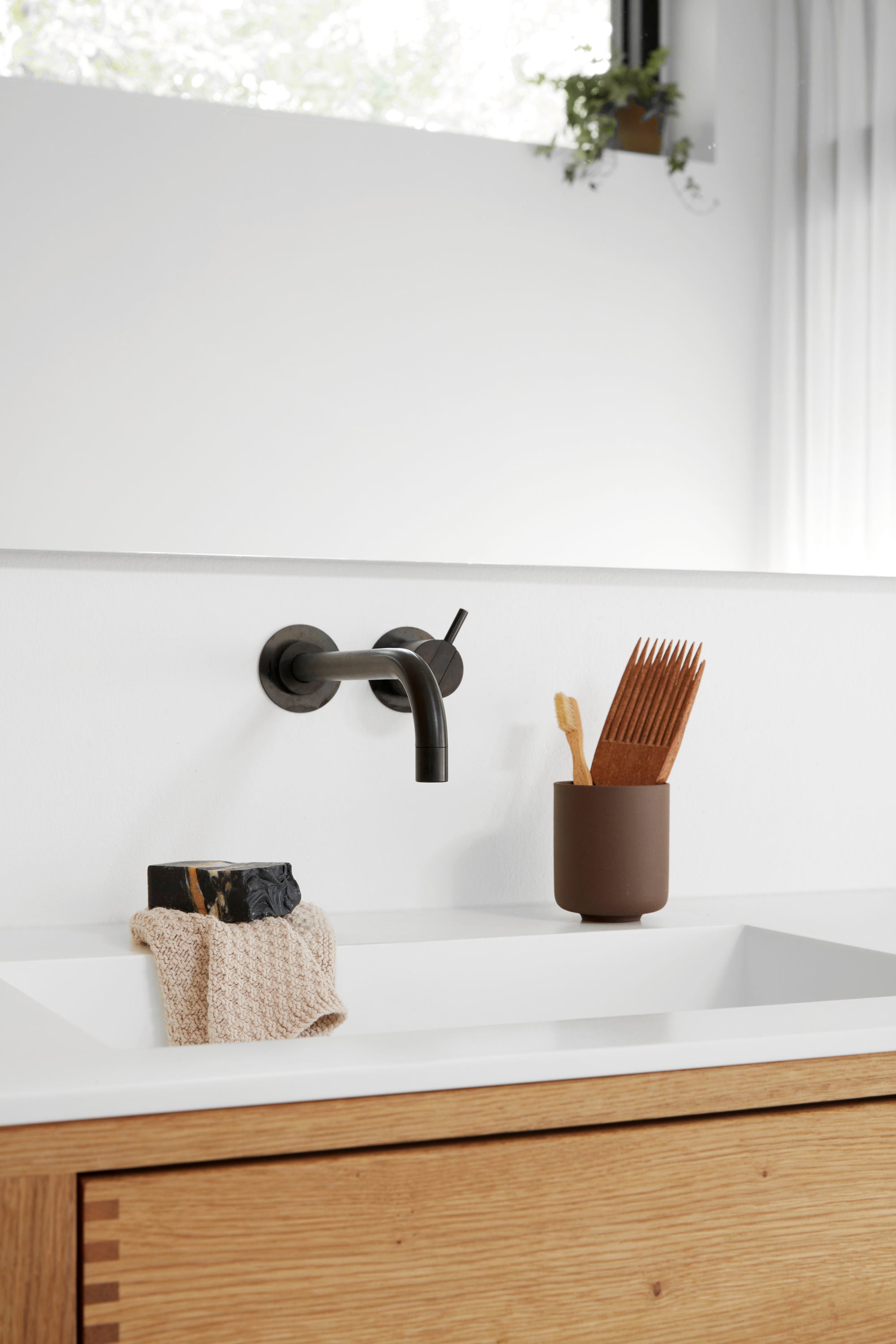 Hvidt minimalistisk badeværelse med fingertap