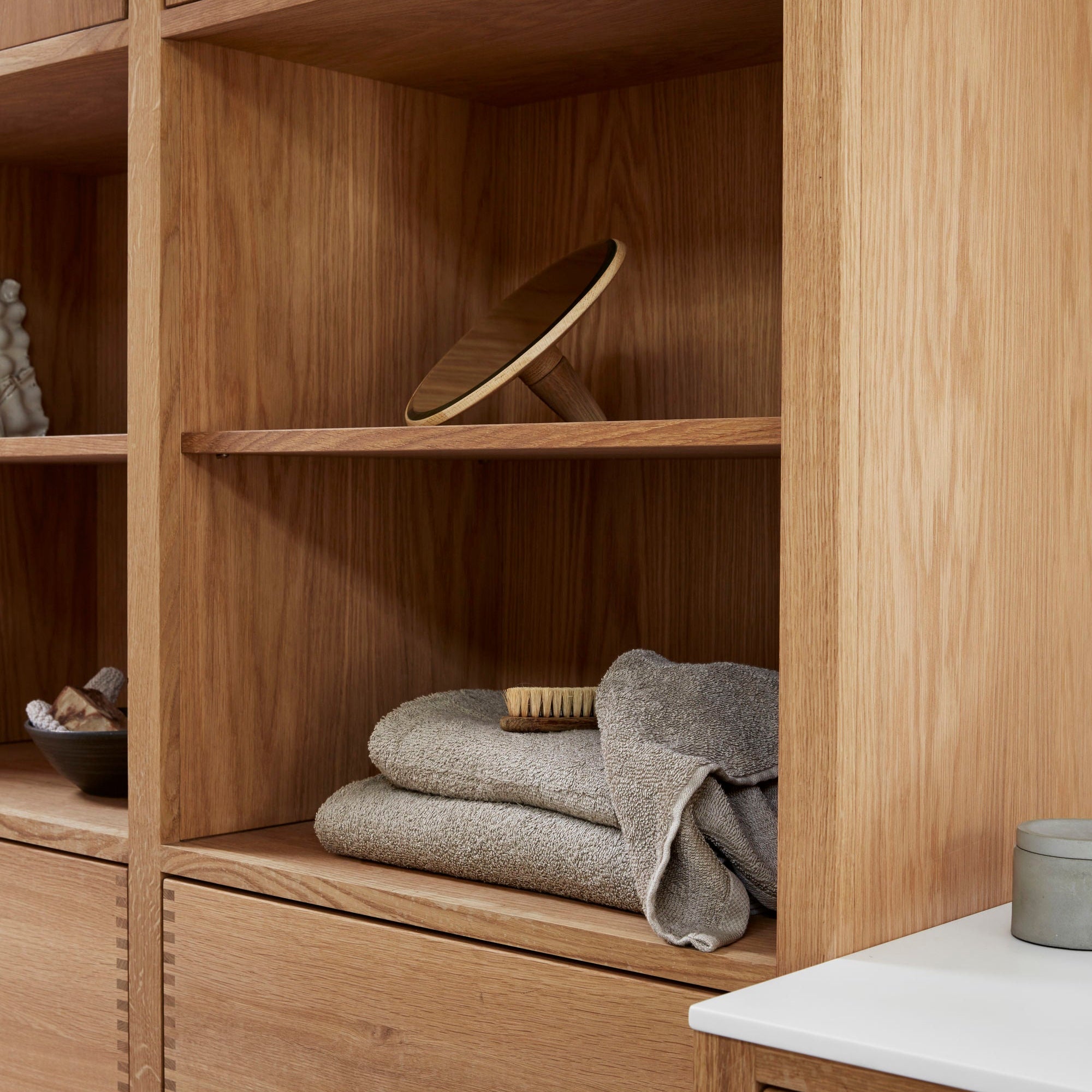 Garderobe og badmøbel i egetræ og fingertap