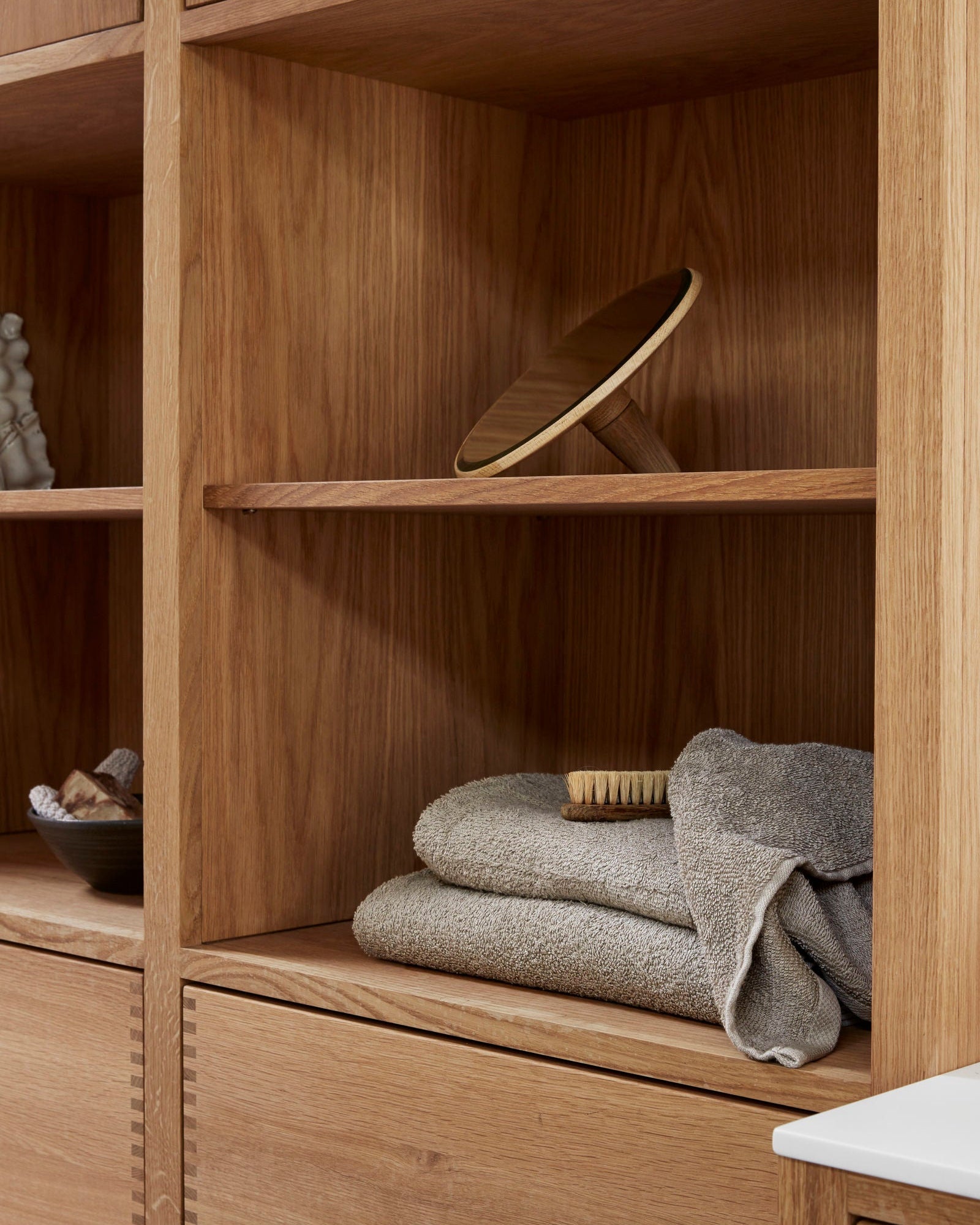 Garderobe og badmøbel i egetræ og fingertap