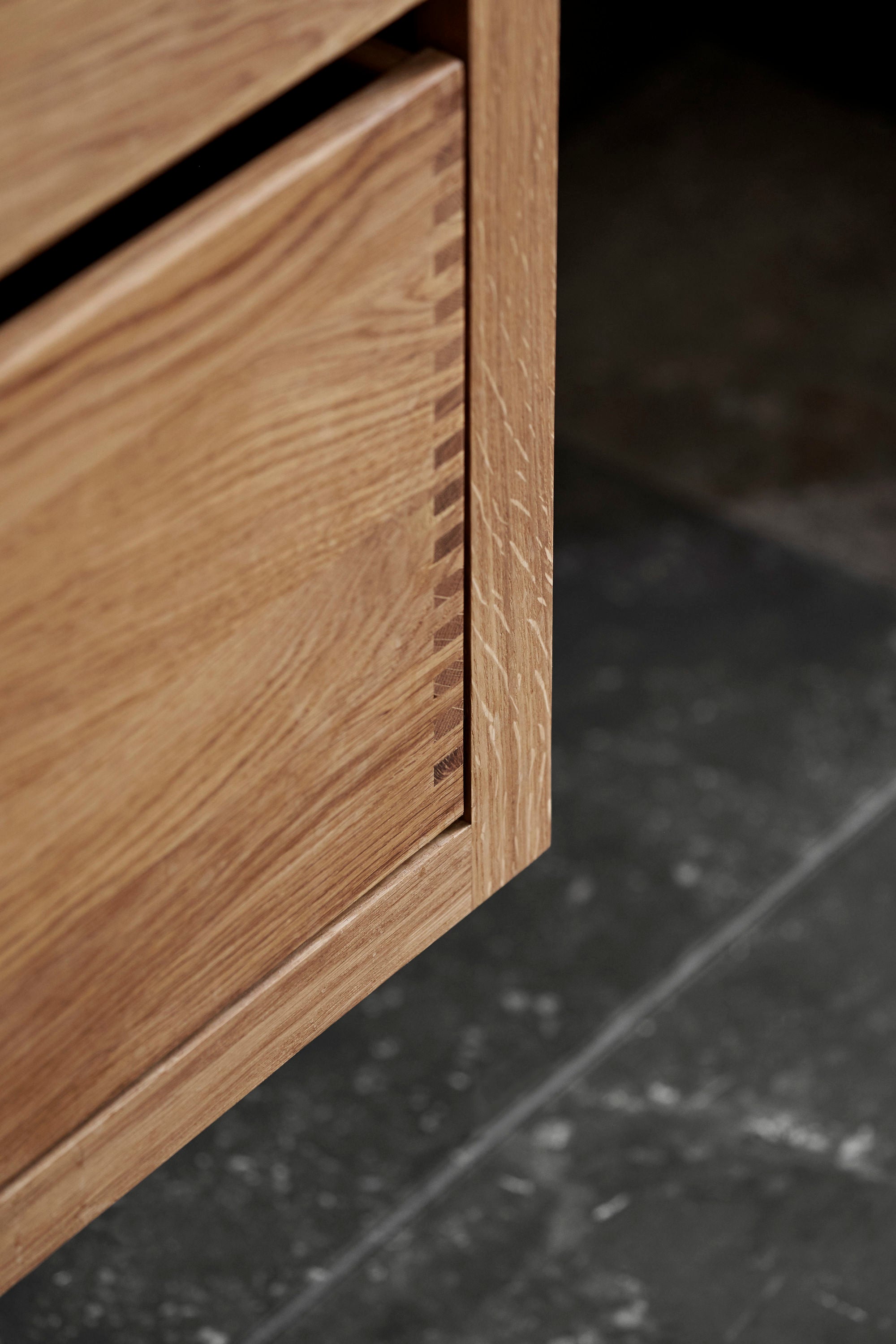 Fingertappet skuffe og sokkel