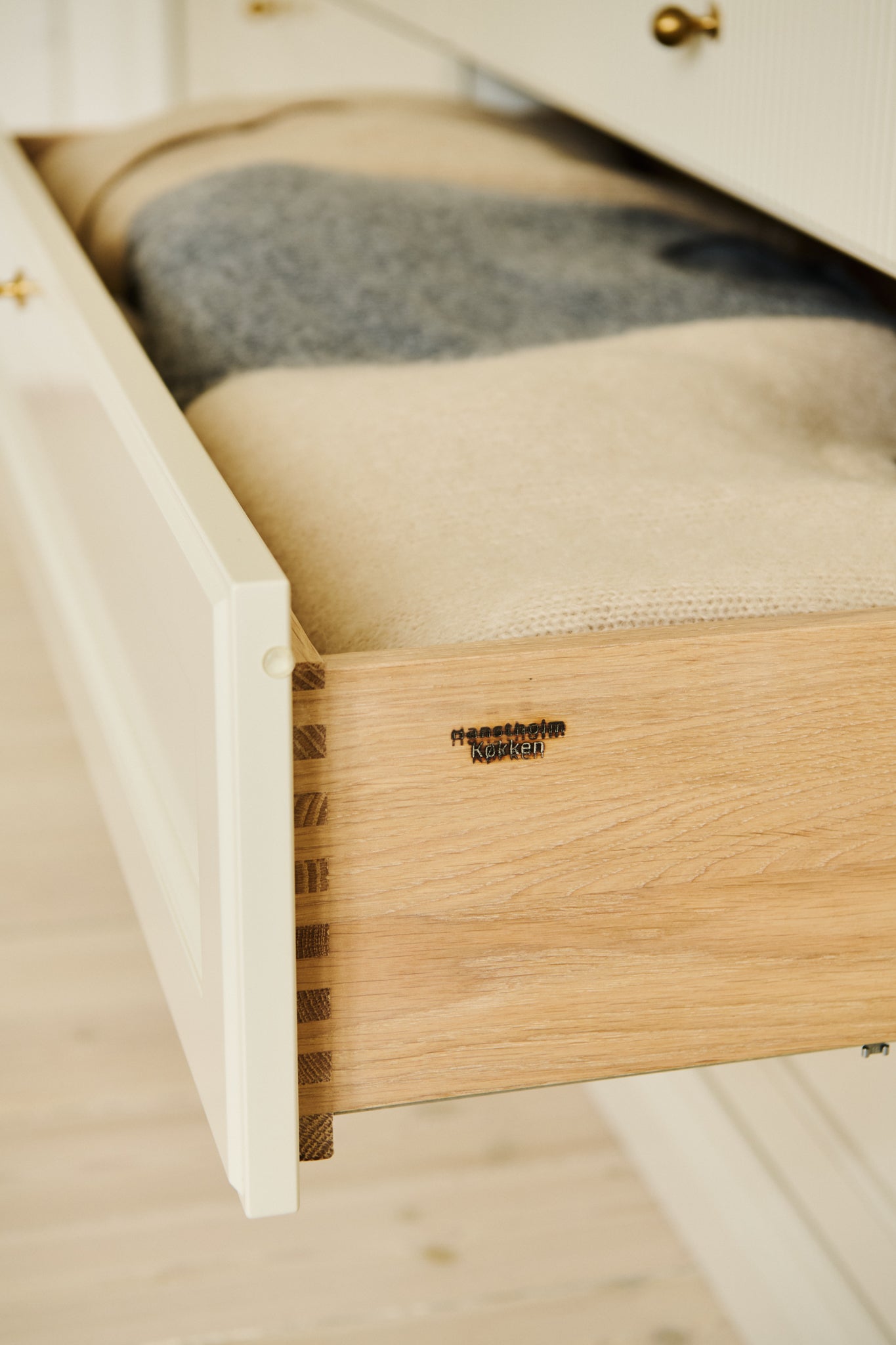 Hantsholm_Kokken_lille_skyum_skuffe_garderobe