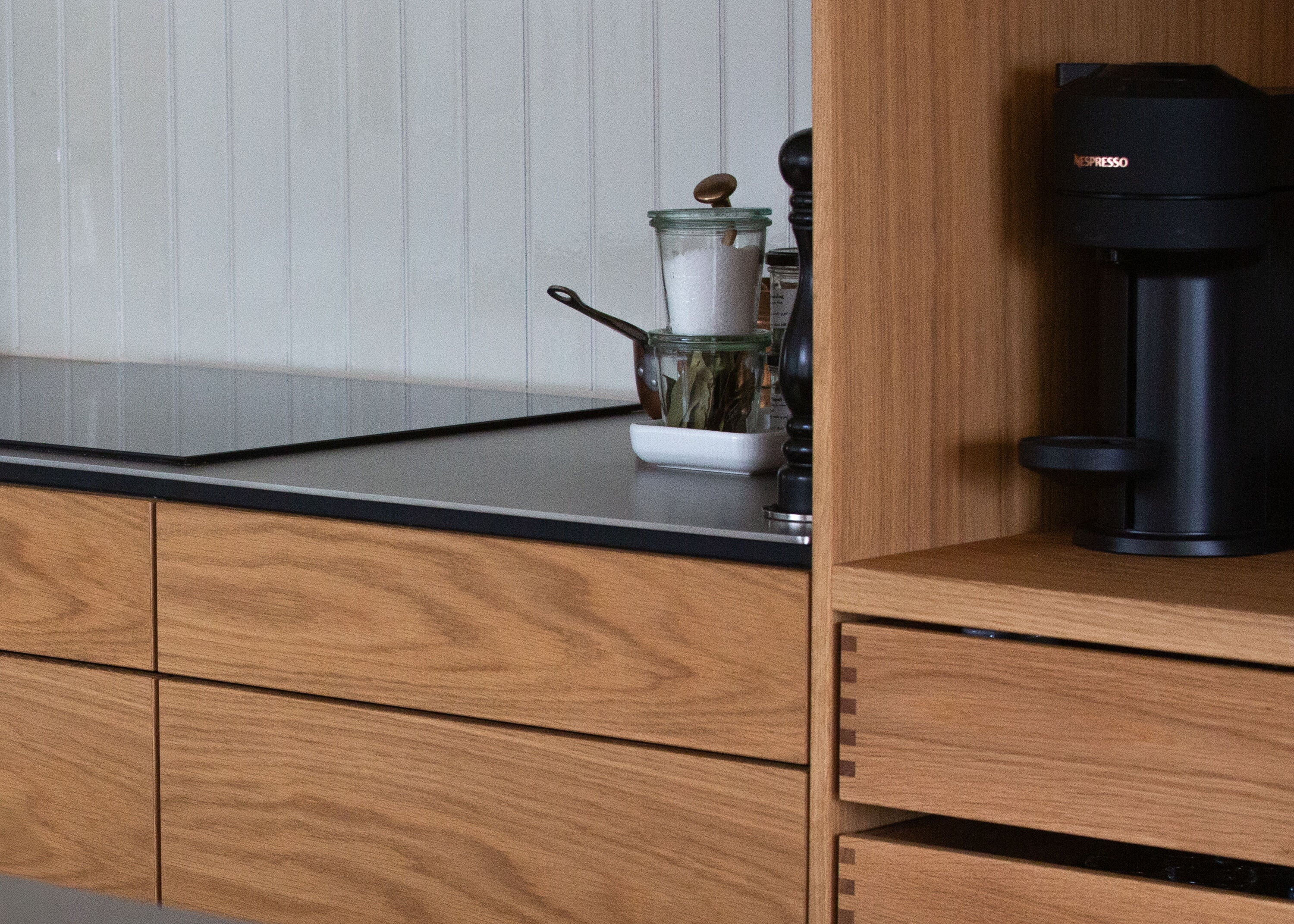 Fingertappet køkken med kaffestation