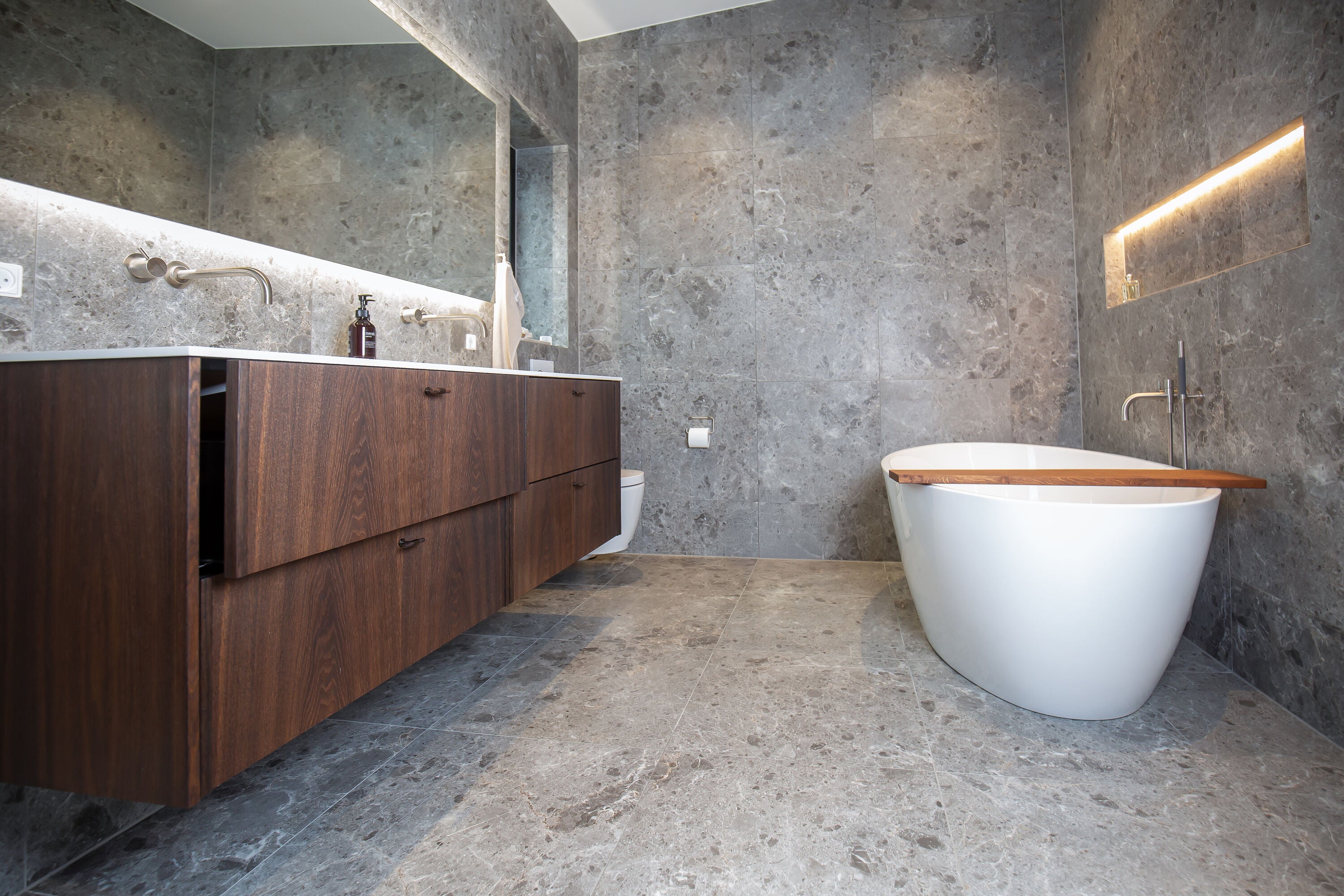 japandi badeværelse med røget egetræs badmøbel