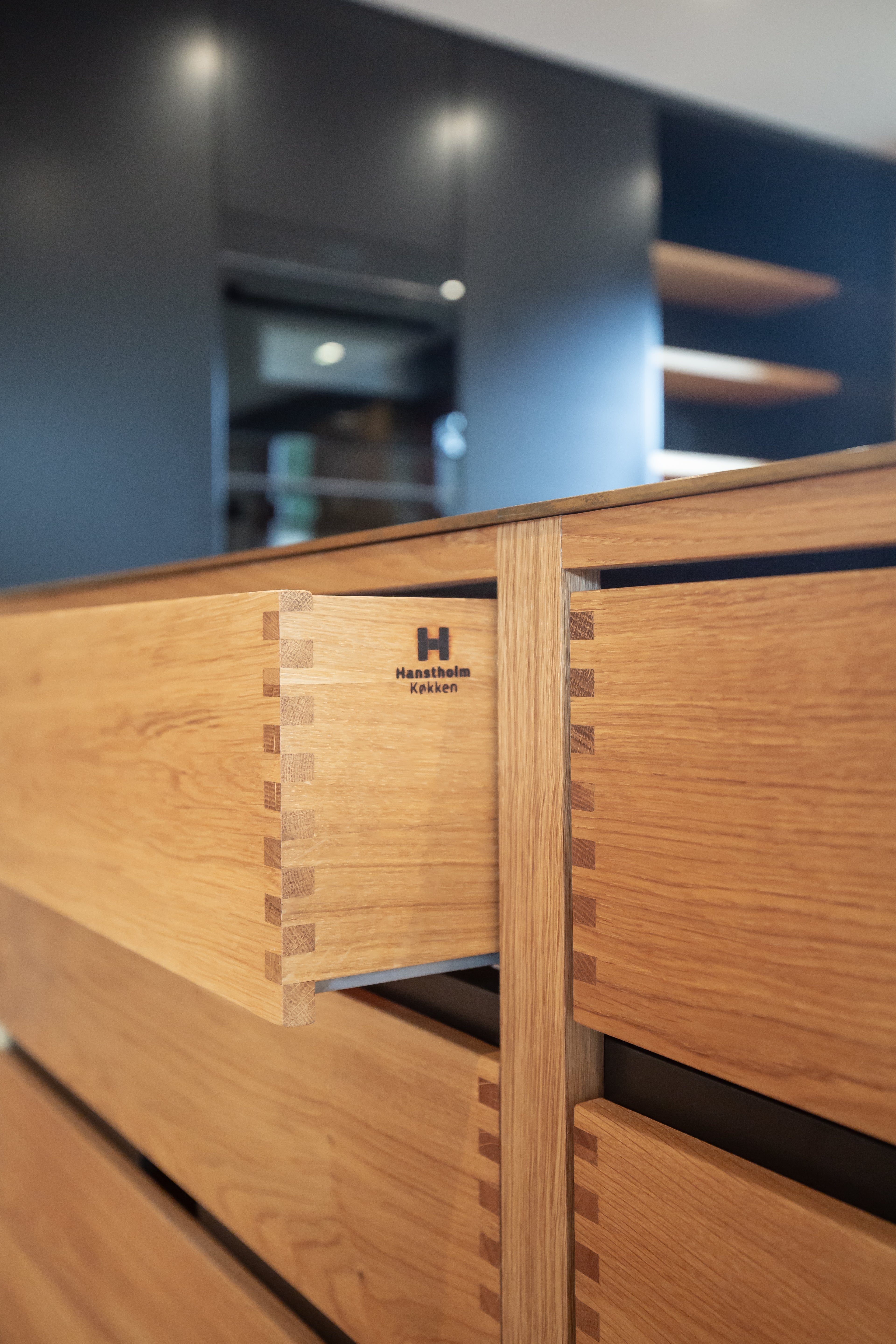 Fingertappet køkkenskuffer med messing bordplade