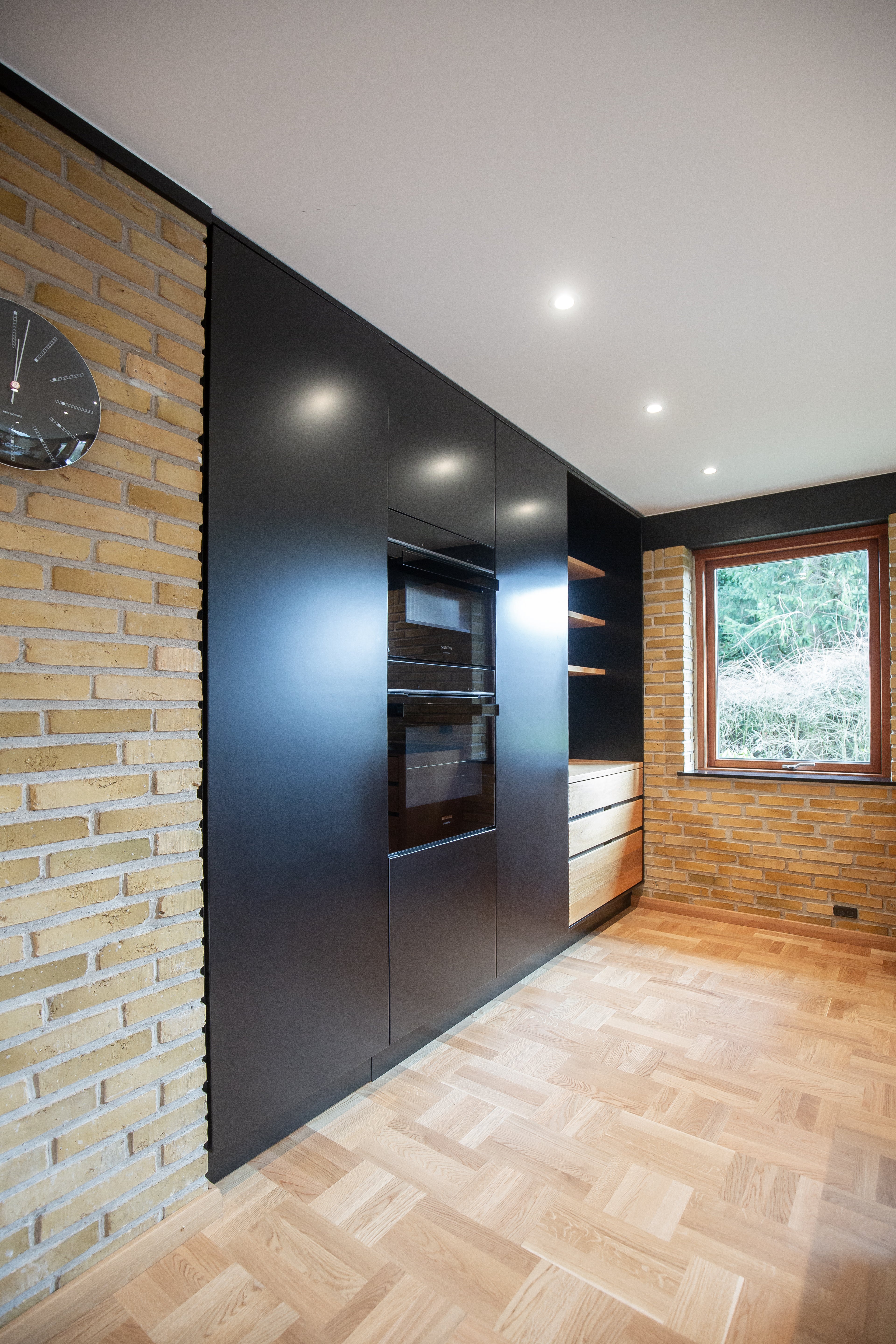 Sorte højskabe kombineret med fingertap og kaffestation