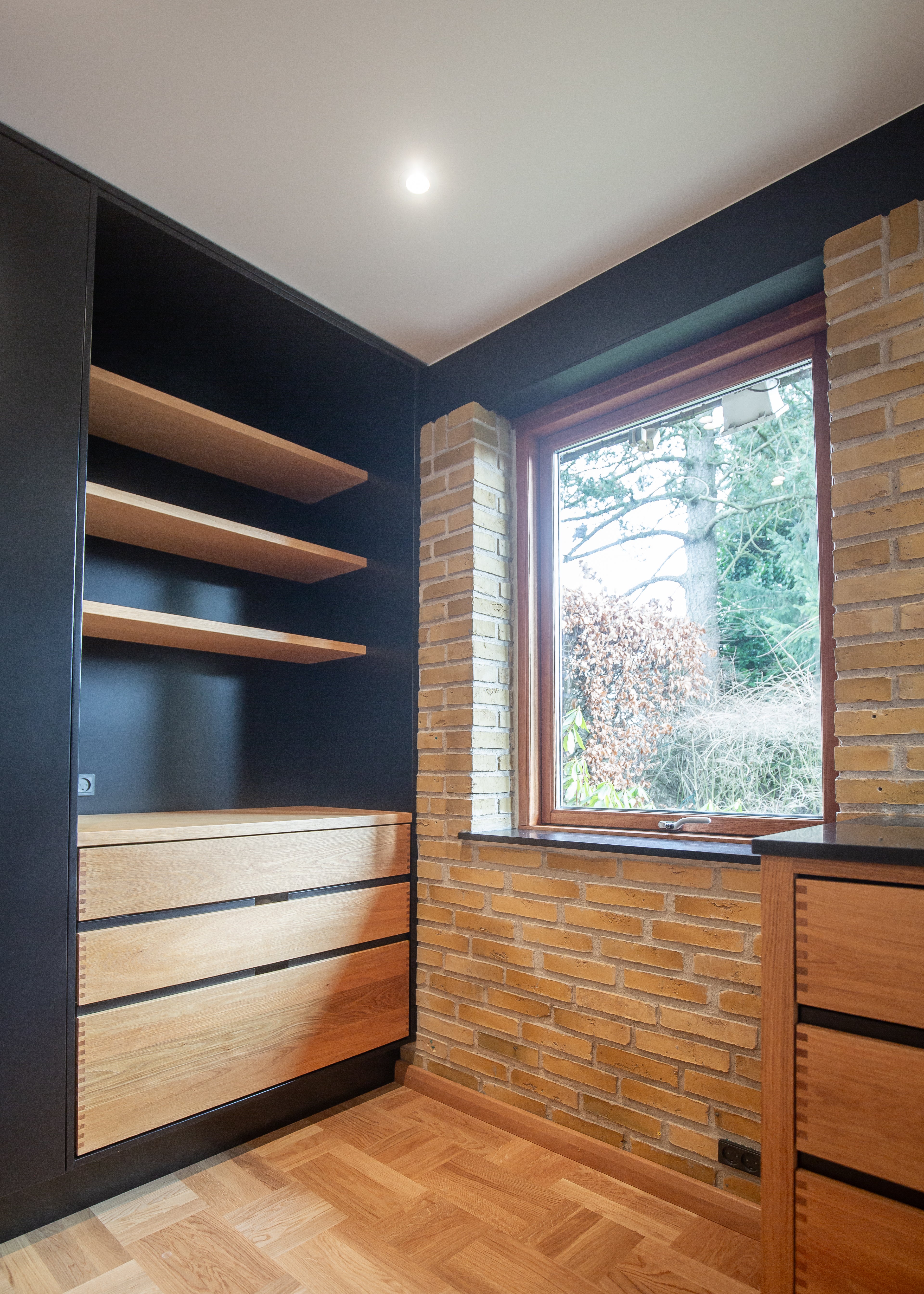 Indbygget kaffestation i fingertap med messing detaljer