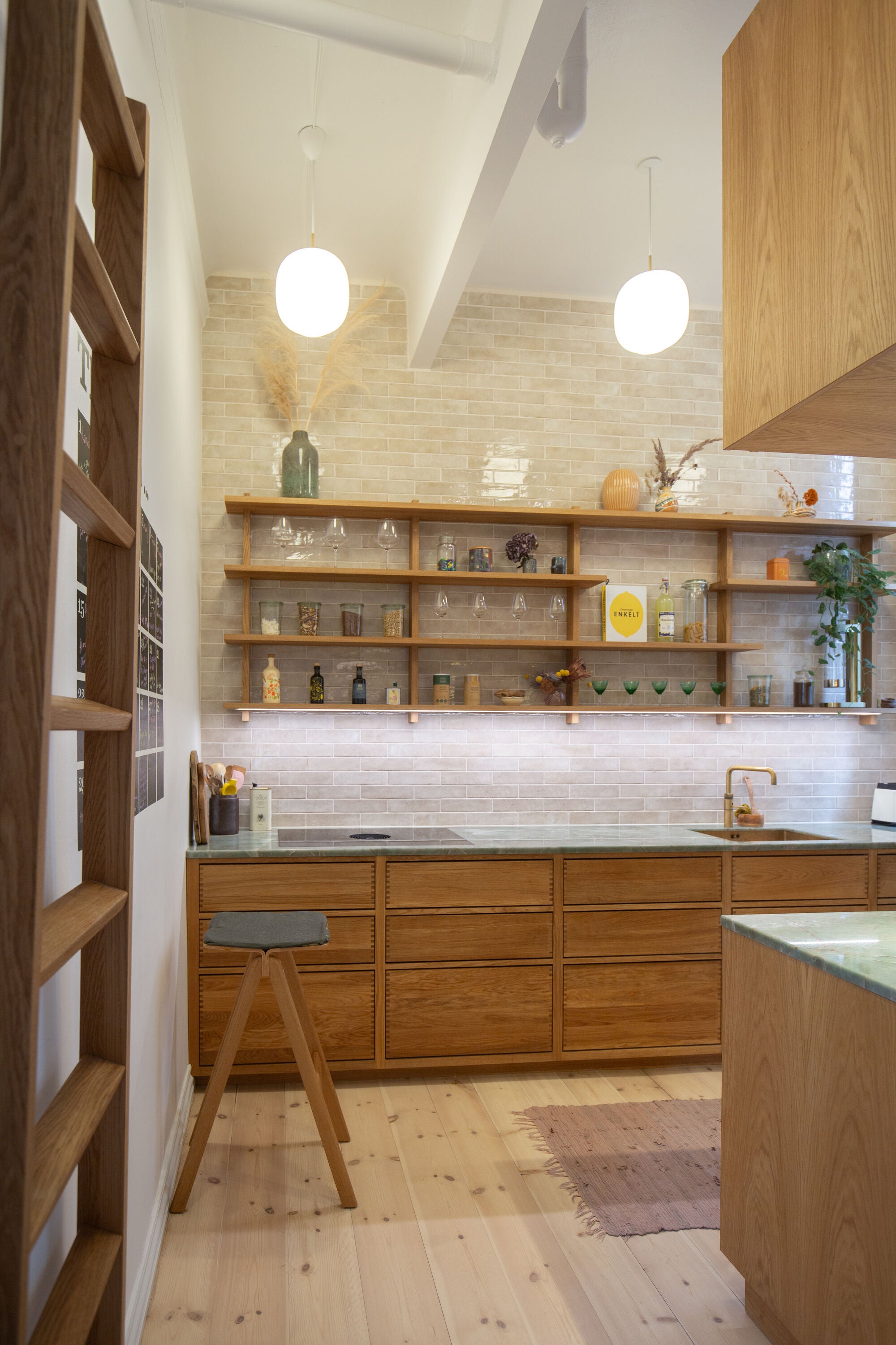 Fingertappet egetræskøkken med åbne hylder