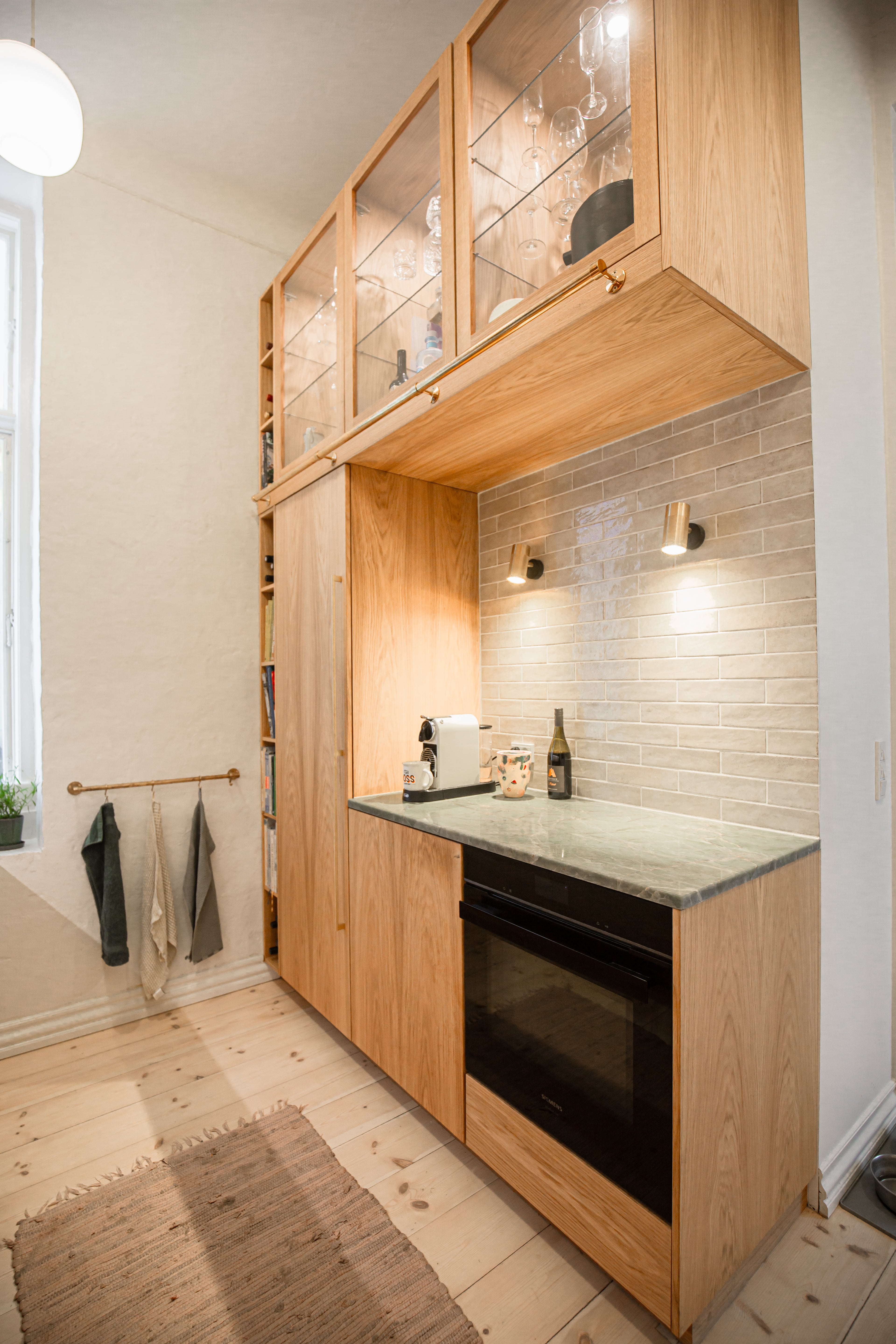 Egefiner og fingertap kombineret med en smuk grøn bordplade