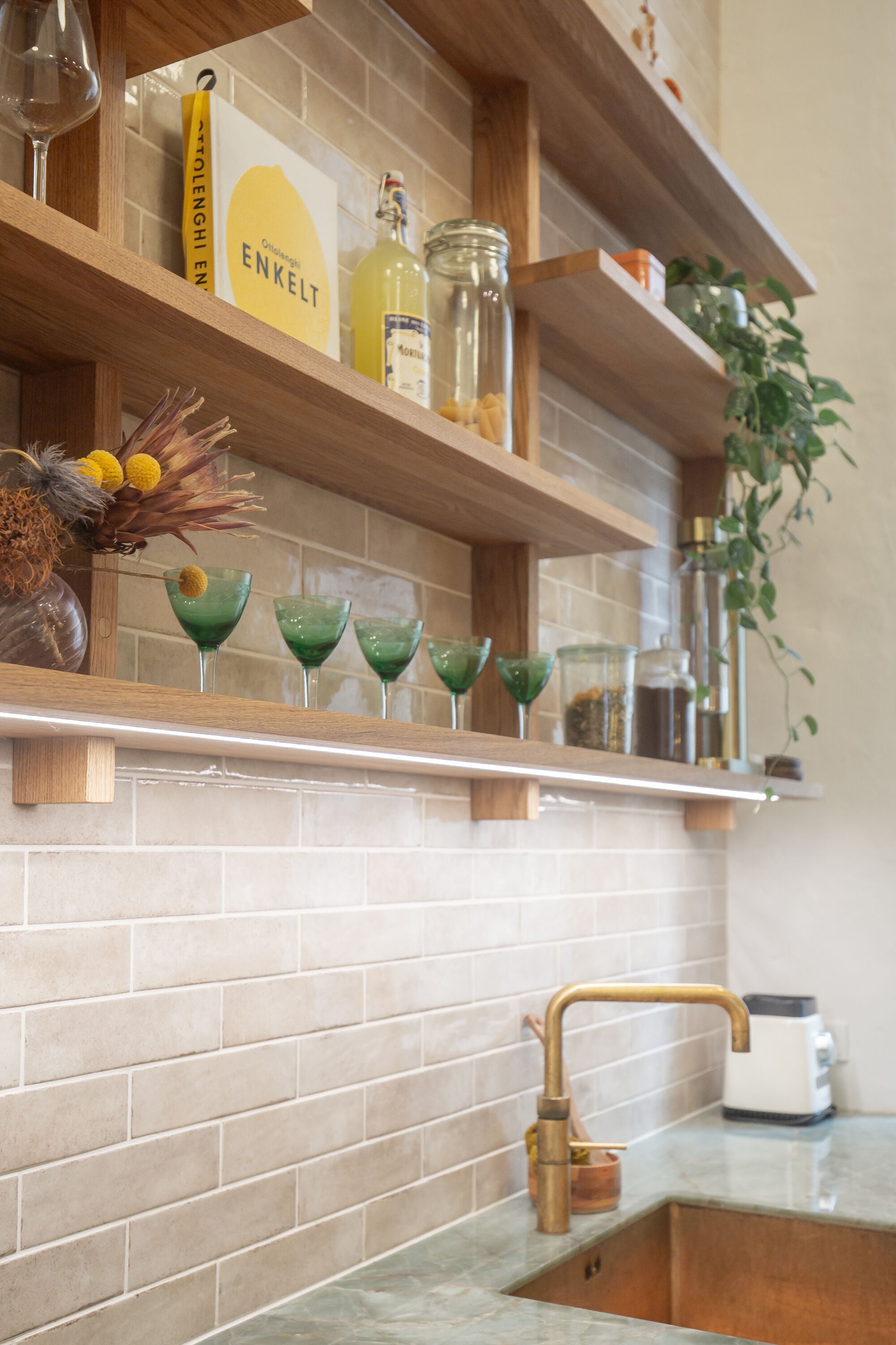 Åbne egetræshylder kombineret med messing