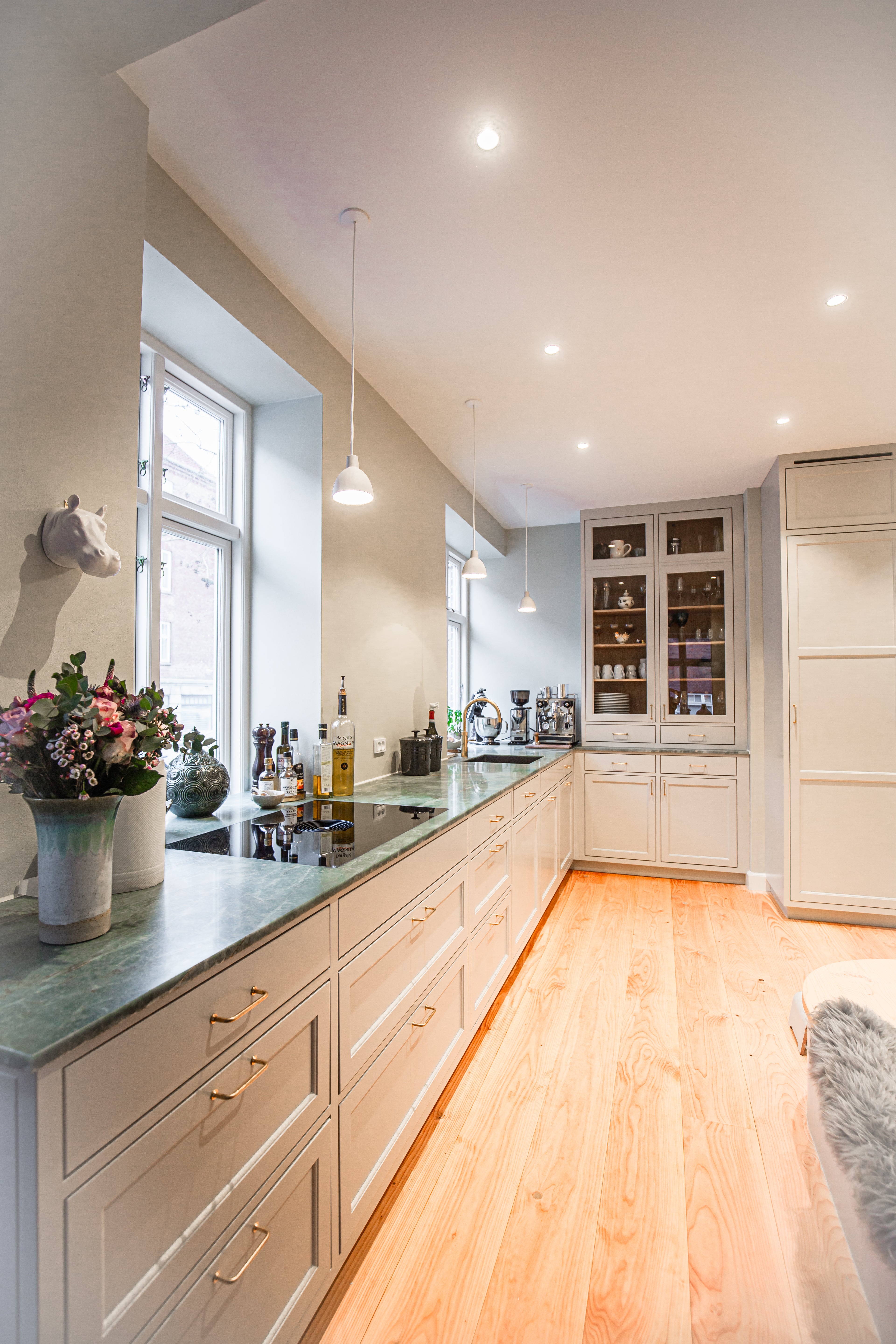 Hvidt køkken med grøn bordplade