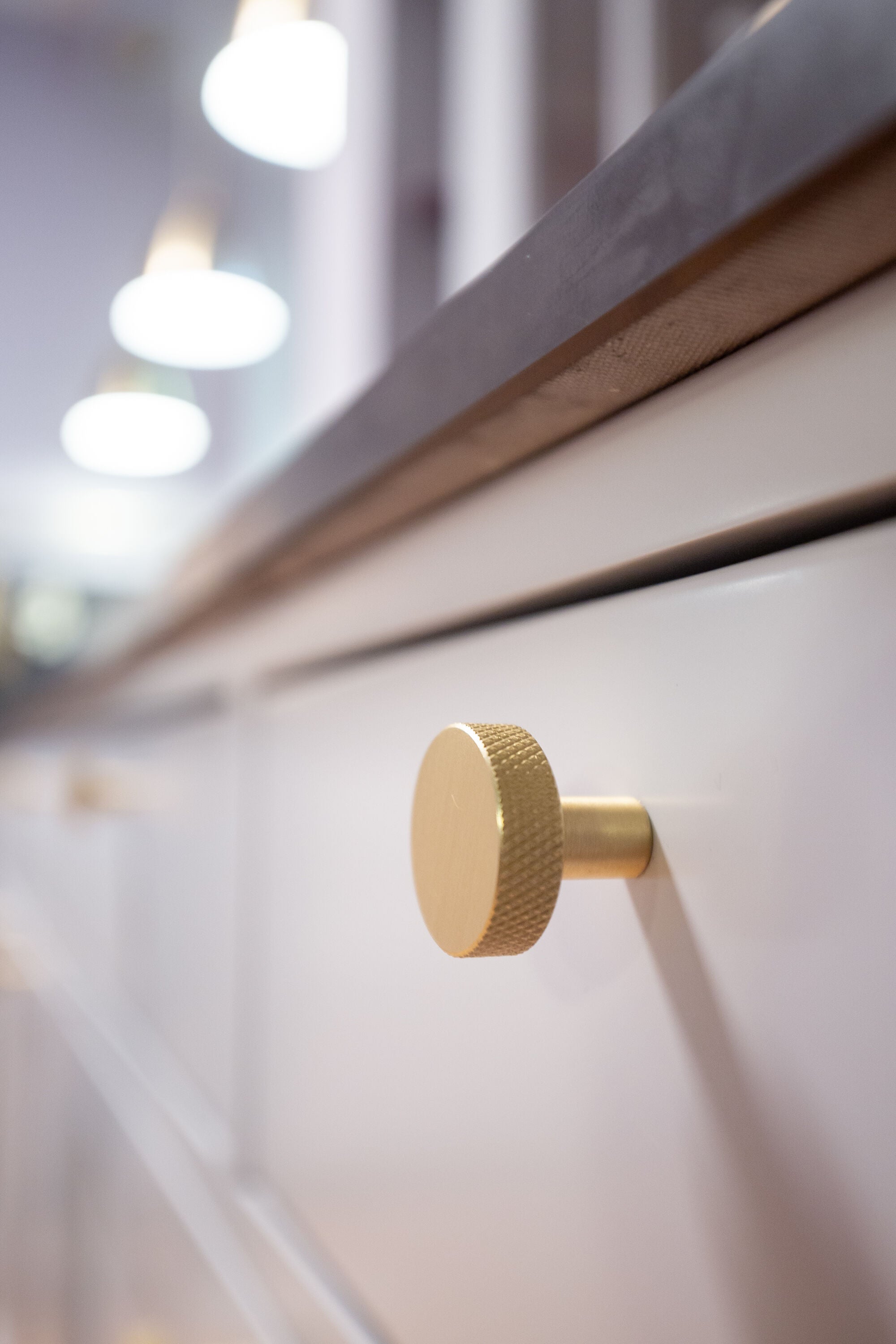 Lilla køkkenskuffe med messing greb