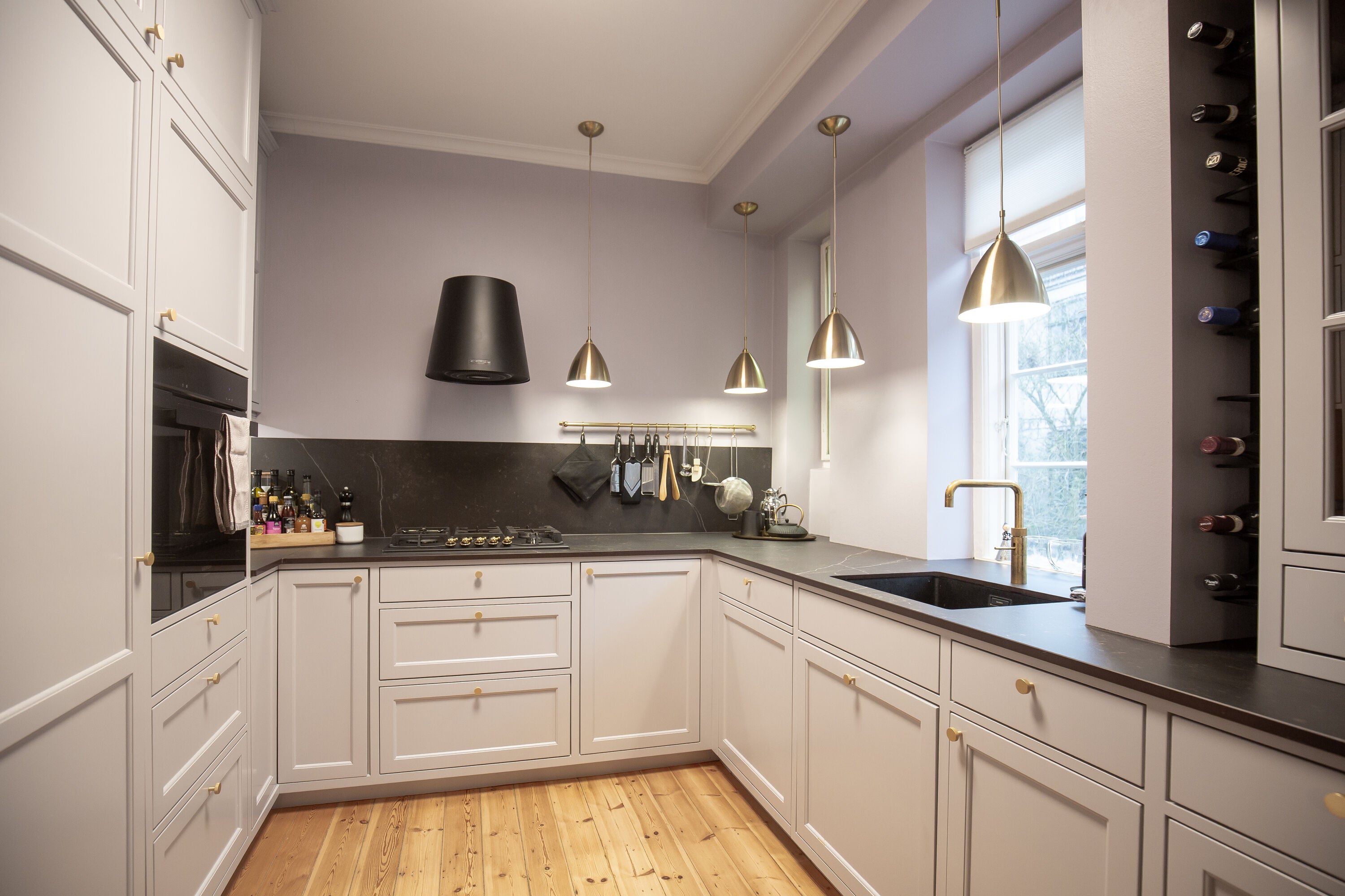 Lilla køkken med smukke messing detaljer fra hanstholm køkken