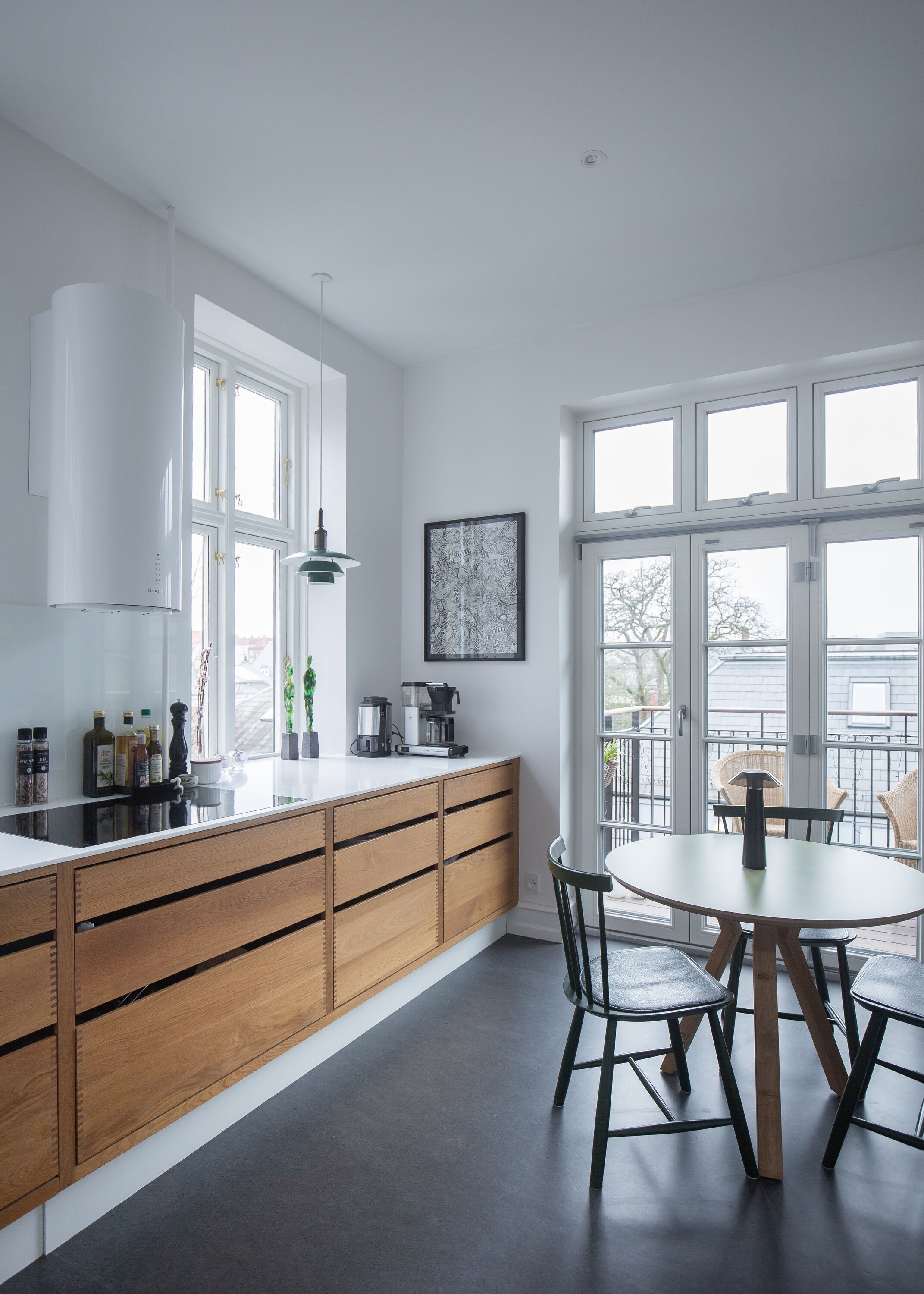 Fingertap med hvid bordplade og åbent layout