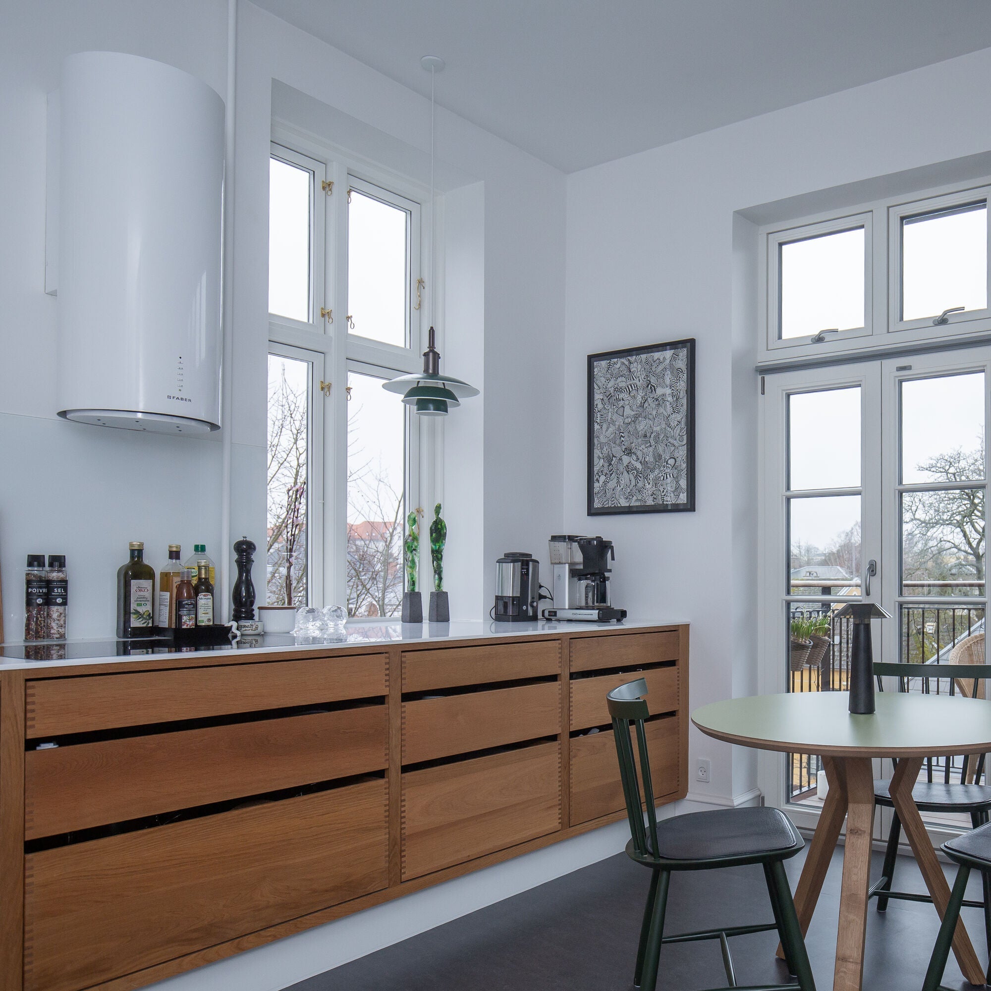 Stort åbent køkken i fingertap