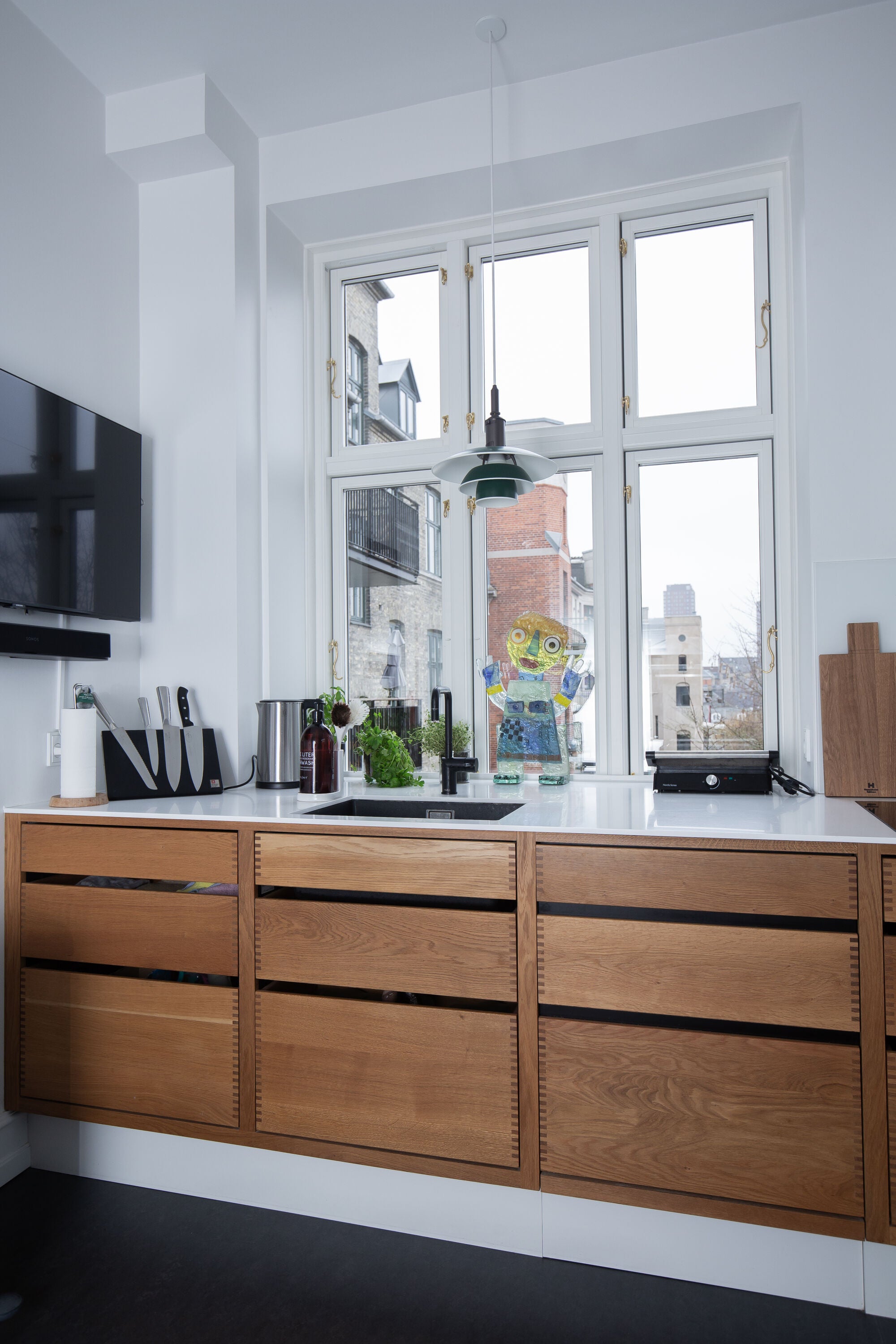 Fingertappet køkken med hvid bordplade