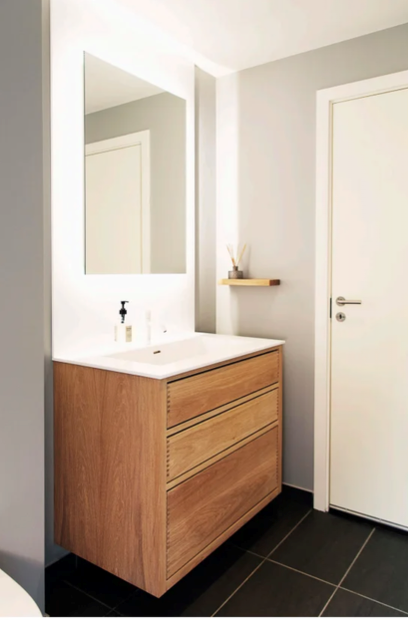 Smukt hvidt snedker badeværelse