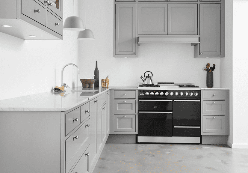 Grå køkkenlåger med hvid bordplade