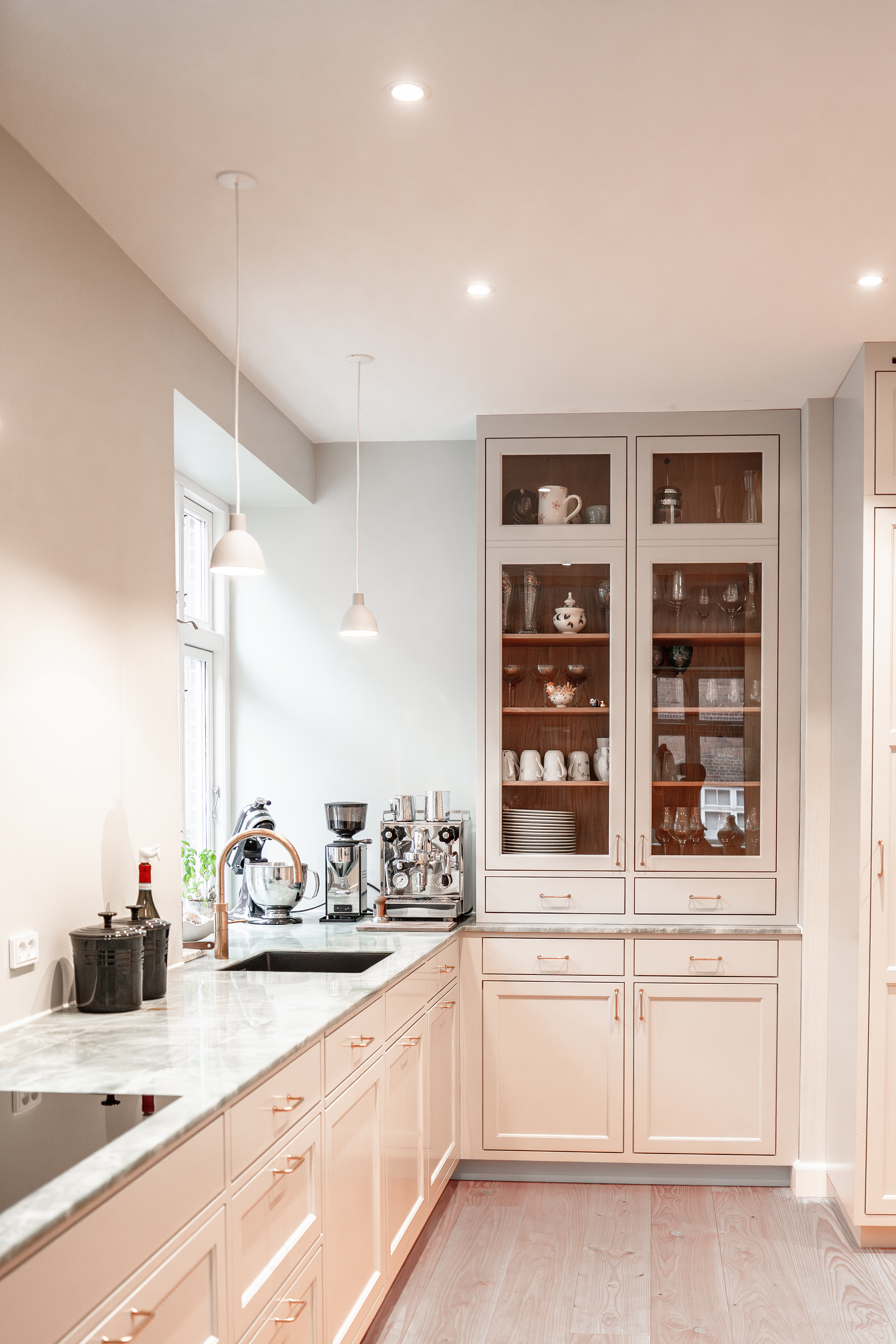 Hvidt køkken med essing detaljer